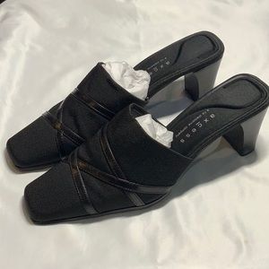 Liz Claiborne Black Textured Mules